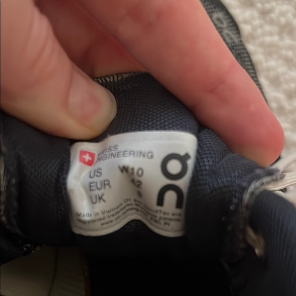 On Running dark charcoal and beige Athletic Shoes Lightweight Performance - Picture 2 of 5